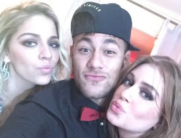 4.jul.2015 - Neymar postou em sua conta no Intagram uma foto ao lado de Marina Ruy Barbosa e Luma Costa, durante a festa deste sábado.