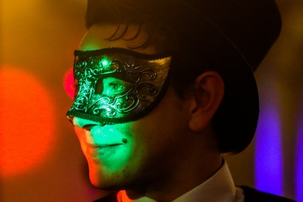 25;jul.2015 - Fãs de "Cinquenta Tons de Cinza" se divertem na Convenção 50 Tons de Grey, na Casa de Portugal, no bairro da Liberdade, em São Paulo. O evento rúne palestras, workshops, sessões de autógrafos, shows de música e dança que remetem ao universo sensual dos livros de E.L. James - Ricardo Matsukawa