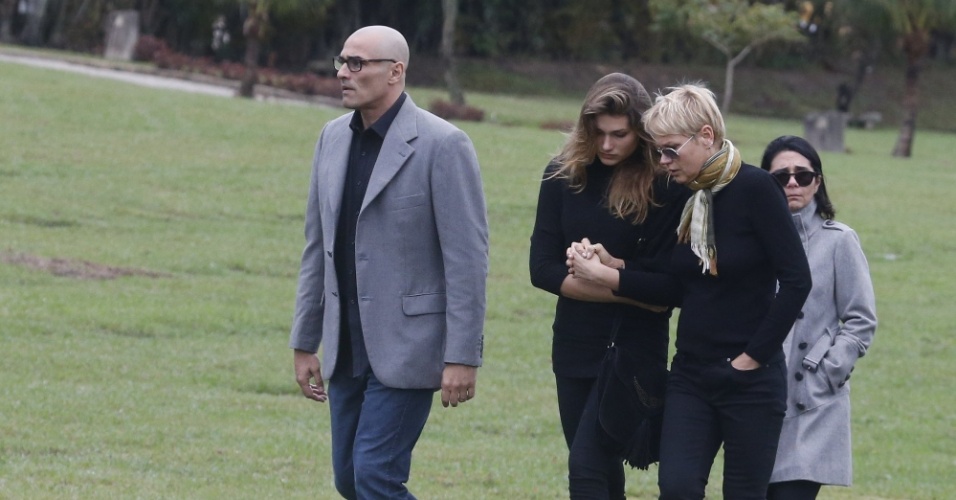 13.set.2015 - Abraçada com Sasha, Xuxa deixa o Cemitério da Saudade, na Paciência