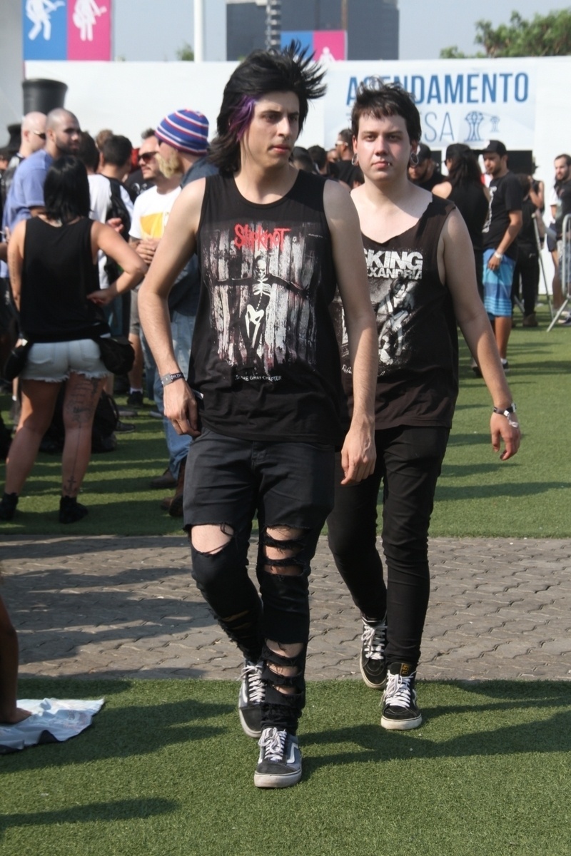 25.set.2015 - Primeiros fãs entram na Cidade do Rock para o quinto dia do festival Rock in Rio 2015. Camisetas pretas com a estampa do "Slipknot", principal atração do palco Mundo, parecem uniforme entre o público. - Graça Paes/Foto Rio News