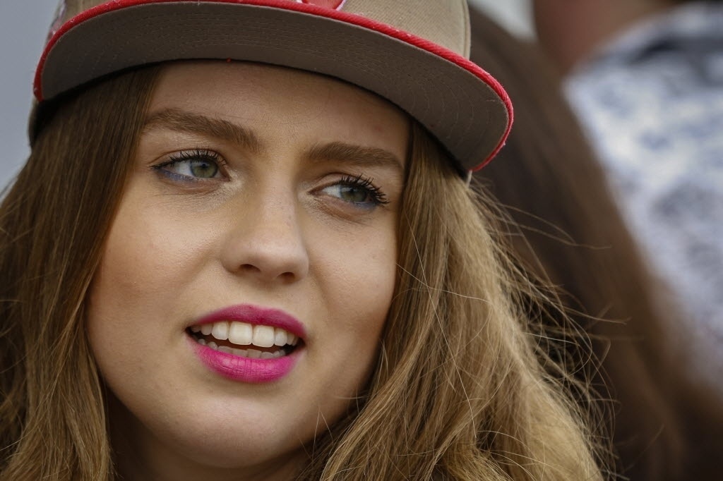 26.set.2015 - Gata curte a tarde no gramado da Cidade do Rock, durante o sexto dia de shows do Rock in Rio 2015. - André Horta/Folhapress