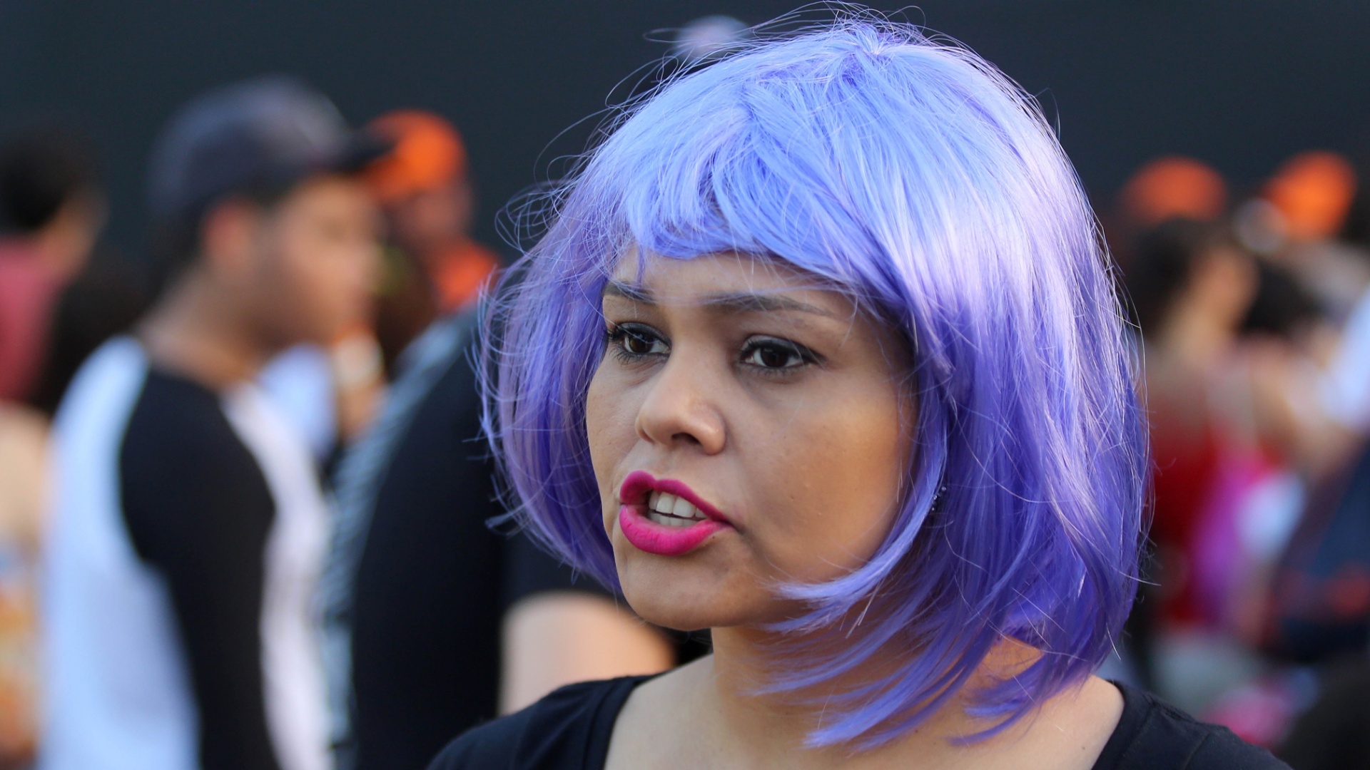 27.set.2015 - Cabelos coloridos, pintados ou perucas, são adotados pelos fãs de Katy Perry, a headliner da última noite do Rock in Rio 2015. - Fernando Maia/UOL