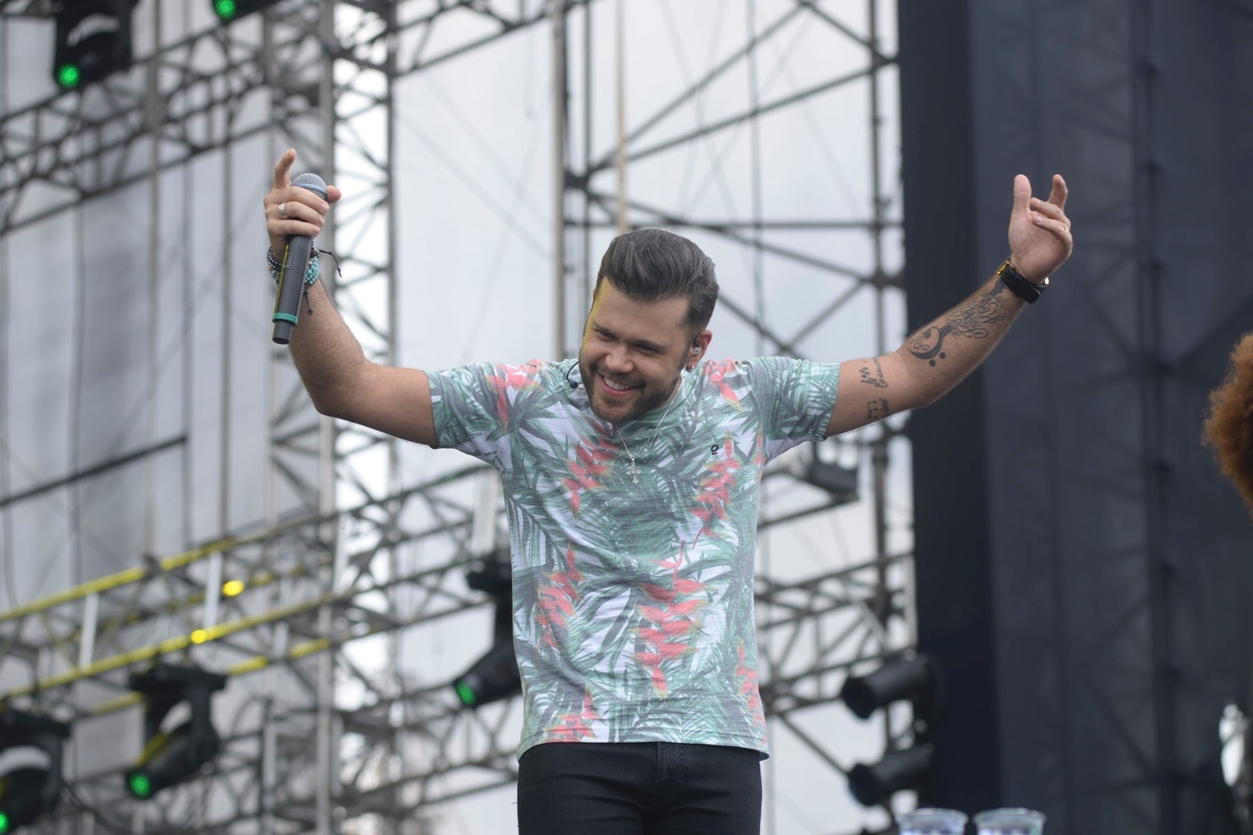 28.nov.2015 - A dupla Marcos & Belutti abrem o Palco Pop na tarde de sábado no Brahma Valley e convidam Luciana Mello e Jair Oliveira para uma pequena participação - Leo Marinho/Divulgação