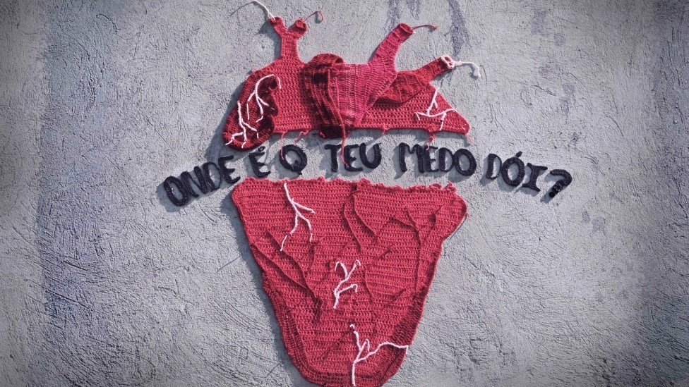 A paulista Karen Bazzeo, 30, tem usado um hobby de infância, o crochê, em instalações em muros de cidades como São Paulo e Rio de Janeiro - Renata Ottoni