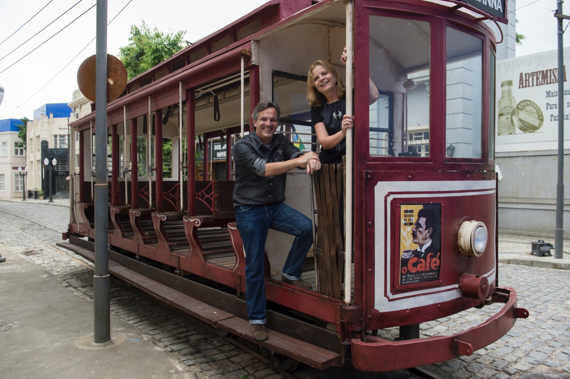 Os cenógrafos José Claudio Ferreira e Eliane Heringer, de "Êta Mundo Bom", posam no bondinho que faz parte do cenário da novela - Estevam Avellar/TV Globo