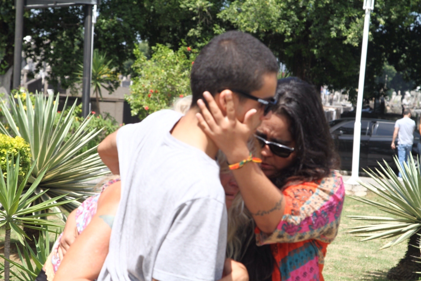 Brita Brazil é amparada por parentes ao chegar para a cremação do corpo de seu filho, Rian Brito, que tinha 25 anos - Anderson Borde/AgNews