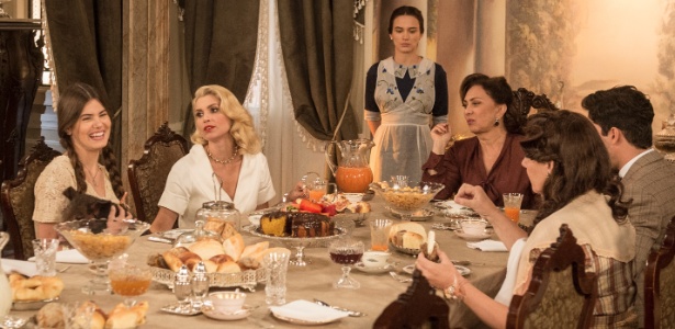 Anastácia (Eliane Giardini) toma café da manhã e observa Mafalda (Camila Queiroz) com a porquinha Nina no colo - João Cotta/ TV Globo - João Cotta/ TV Globo