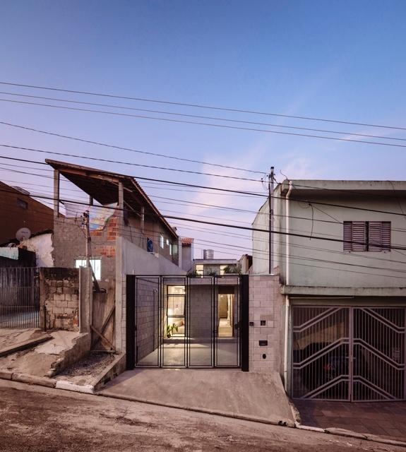 A Casa Vila Matilde, desenhada pelo escritório Terra e Tuma Arquitetos Associados, é uma construção de baixo custo com 95 m², sala, cozinha, área de serviços, lavabo, cozinha, jardim, suíte e um "puxadinho" para hóspedes. A obra, em São Paulo, custou R$ 150 mil, é feita com blocos cimentícios e concorre ao Prêmio Instituto Tomie Ohtake - AkzoNobel 2016 - Divulgação