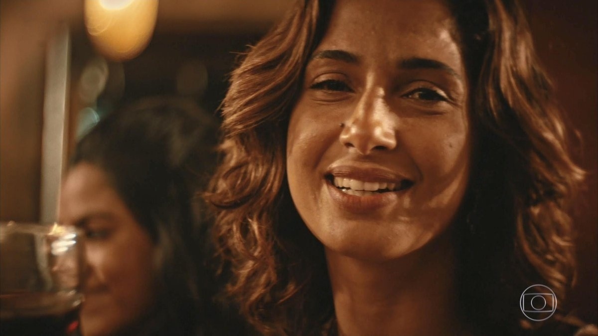 Tereza brinda com Santo (Domingos Montagner), substituído por uma câmera em "Velho Chico": "Saúde, meu amor" - Reprodução/TV Globo