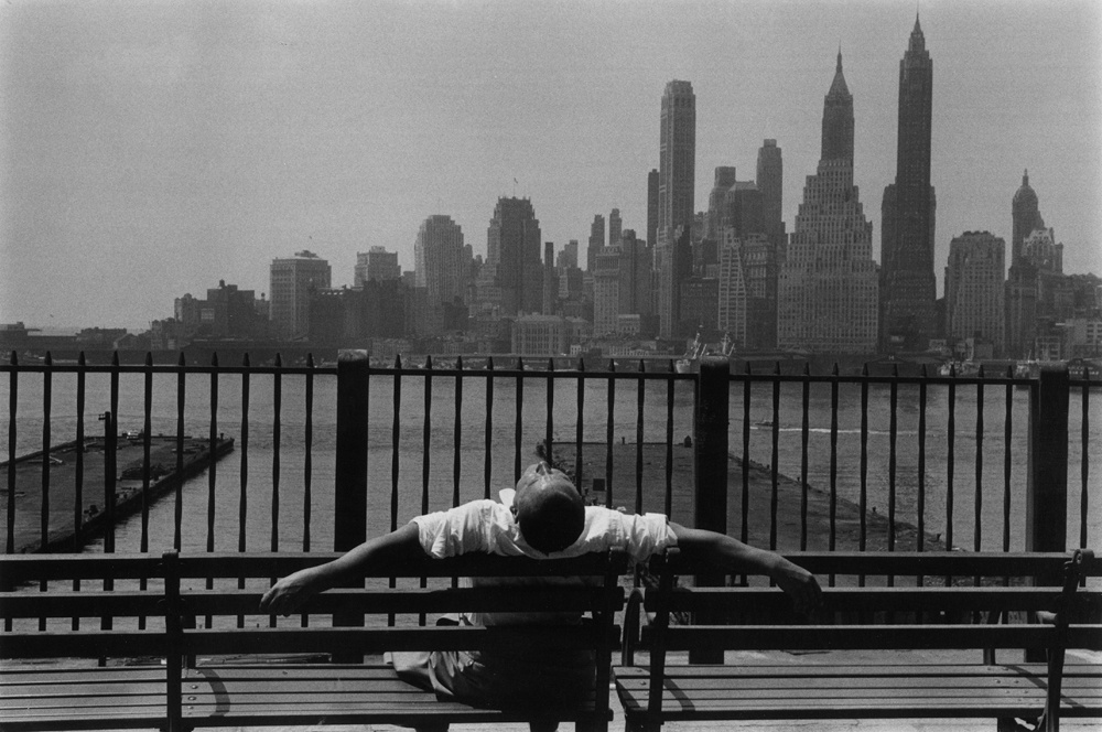 Jovem descansa no Brooklyn em 1954 - Louis Stettner