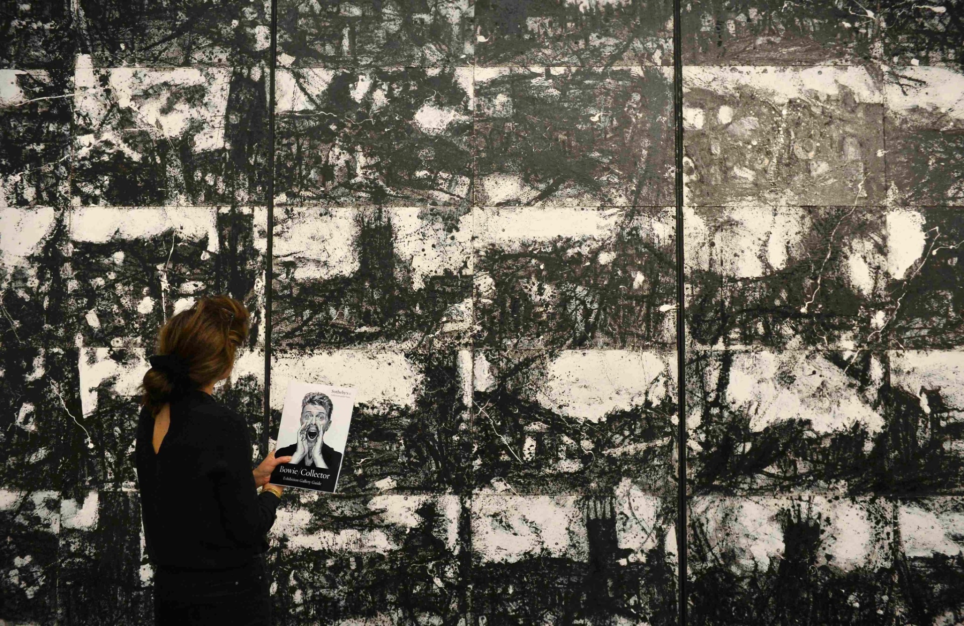 A obra "Landscape No 87" de John Virtue, com um preço estimado entre 8 mil a 12 mil libras - Hannah McKay/Reuters