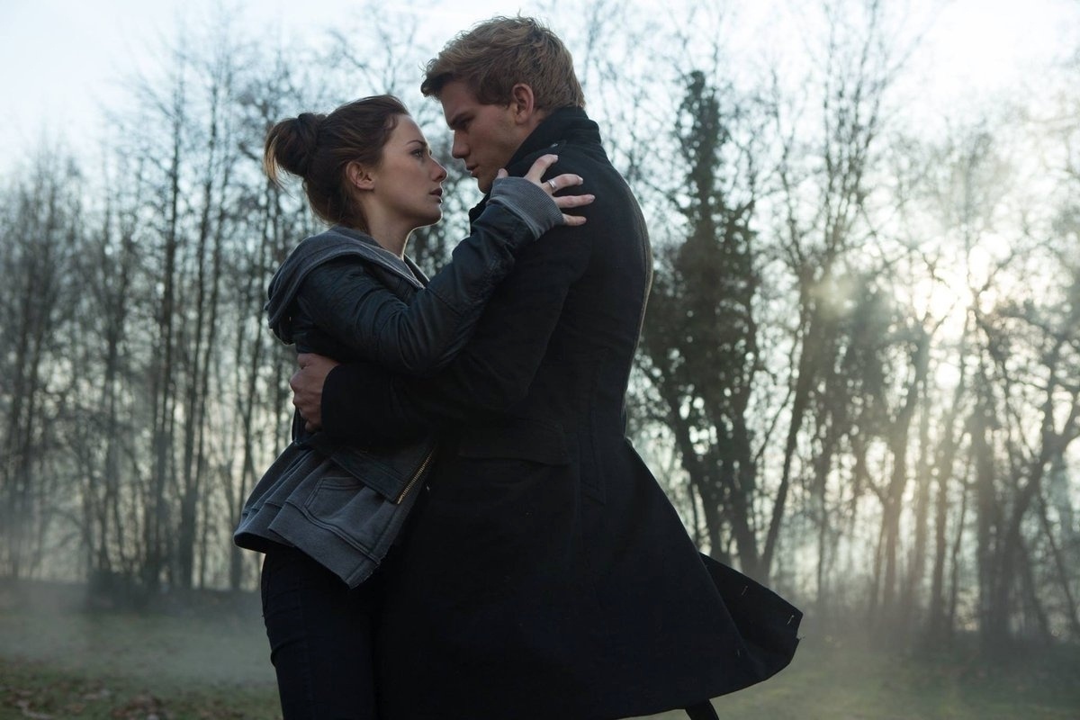 Addison Timlin, que interpreta Luce em Fallen, já declarou que é "team Daniel", interpretado pelo ator Jeremy Irvine - Divulgação