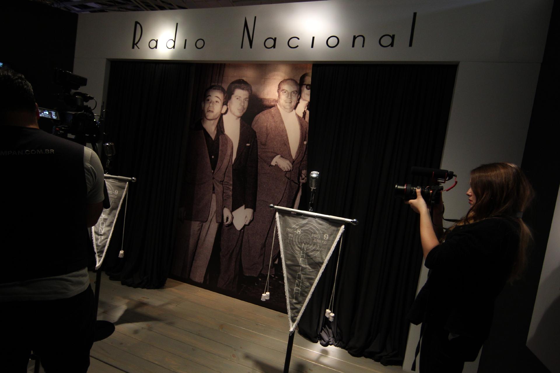 Reconstituição da fachada da rádio Nacional, primeiro trabalho de Silvio Santos como comunicador, na exposição "Silvio Santos Vem Aí", no MIS (Museu da Imagem e do Som), em São Paulo - Júnior Lago/UOL