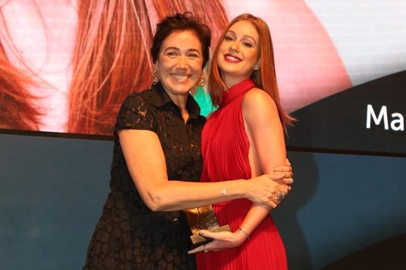Lilia Cabral se diverta com Marina Ruy Barbosa em premiação no Copacabana Palace, no Rio - AgNews