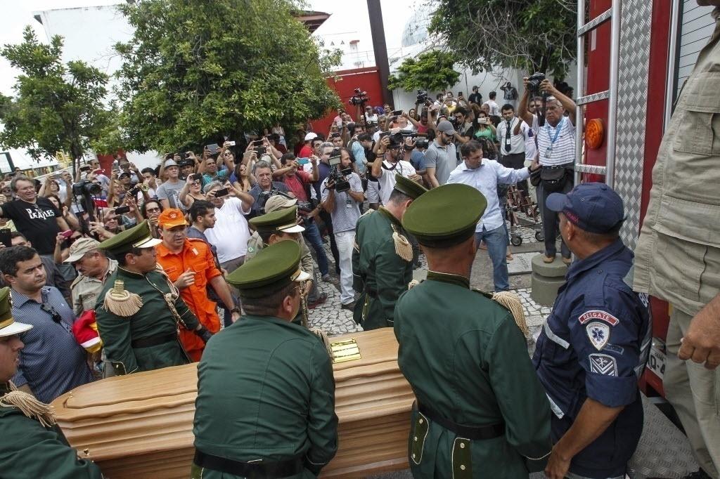 Corpo de Belchior chega para velório no Centro Dragão do Mar de Cultura, em Fortaleza - Jarbas Oliveira/Folha Imagem