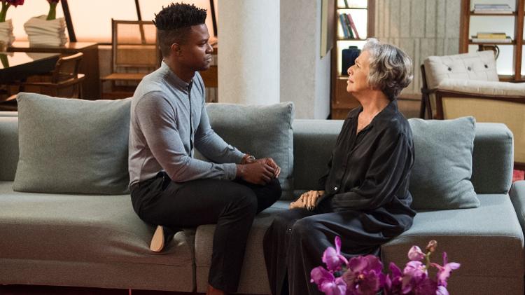 Dom (David Junior) conversa com Sabine (Irene Ravache) em "Pega Pega" - Estevam Avellar/TV Globo - Estevam Avellar/TV Globo