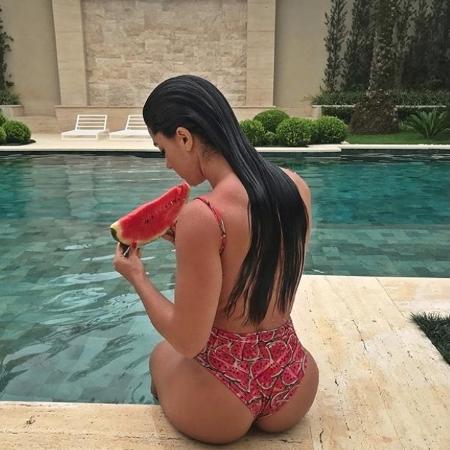 Graciele Lacerda se refresca na piscina da mansão onde mora com Zezé, em São Paulo - Reprodução/Instagram
