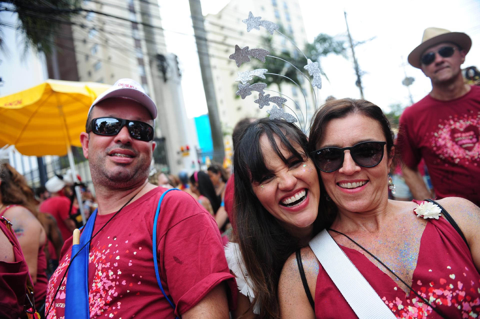 Bloco Te Amo, Mas Só Como Amigo desfila pelas ruas de Pinheiros na tarde deste sábado (17) - Junior Lago/UOL