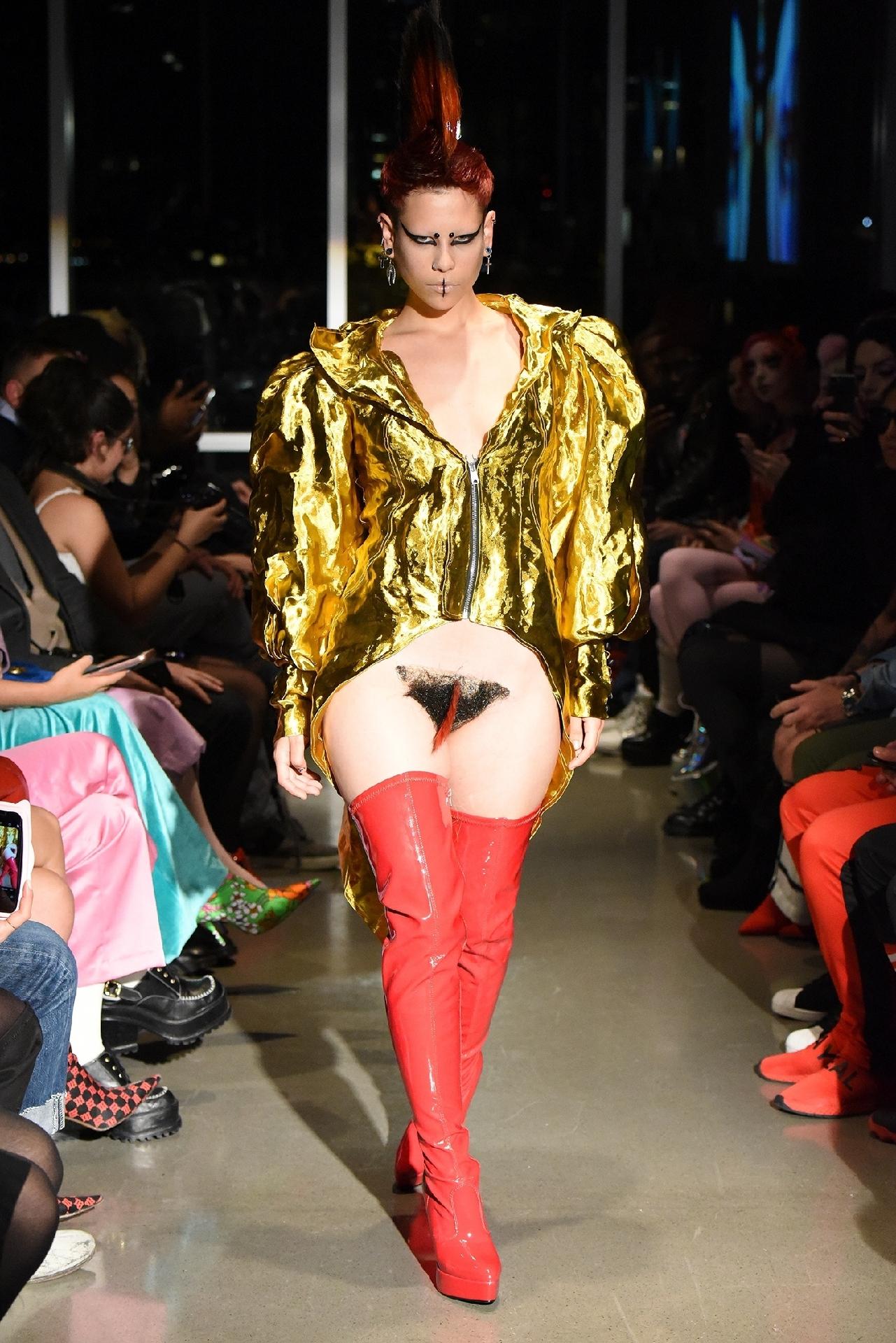 Modelo com merkin, peruca genital, durante o desfile da Kaimin na New York Fashion Week - Getty Images
