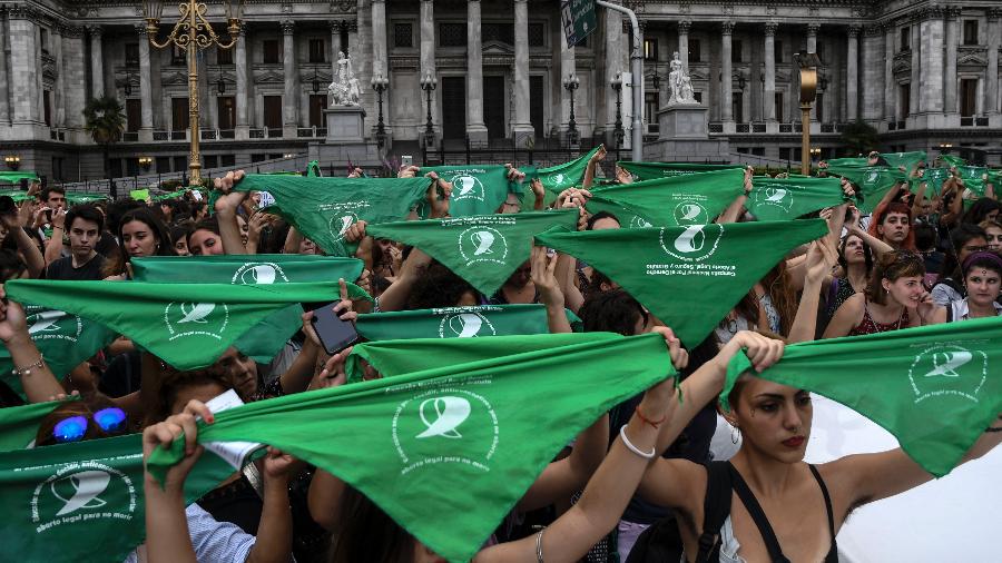 As argentinas foram às portas do Congresso em Buenos Aires para pedir pelo seu direito de escolha - Raul Ferrari / AFP