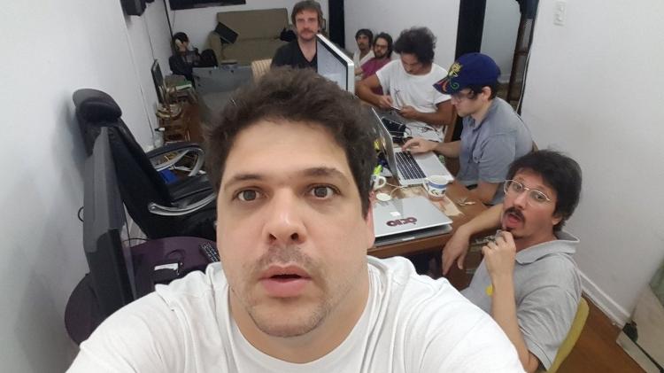 Trupe do Choque de Cultura preparando o roteiro da live do Oscar, que vai ar neste domingo (4) - Reprodução/Instagram - Reprodução/Instagram