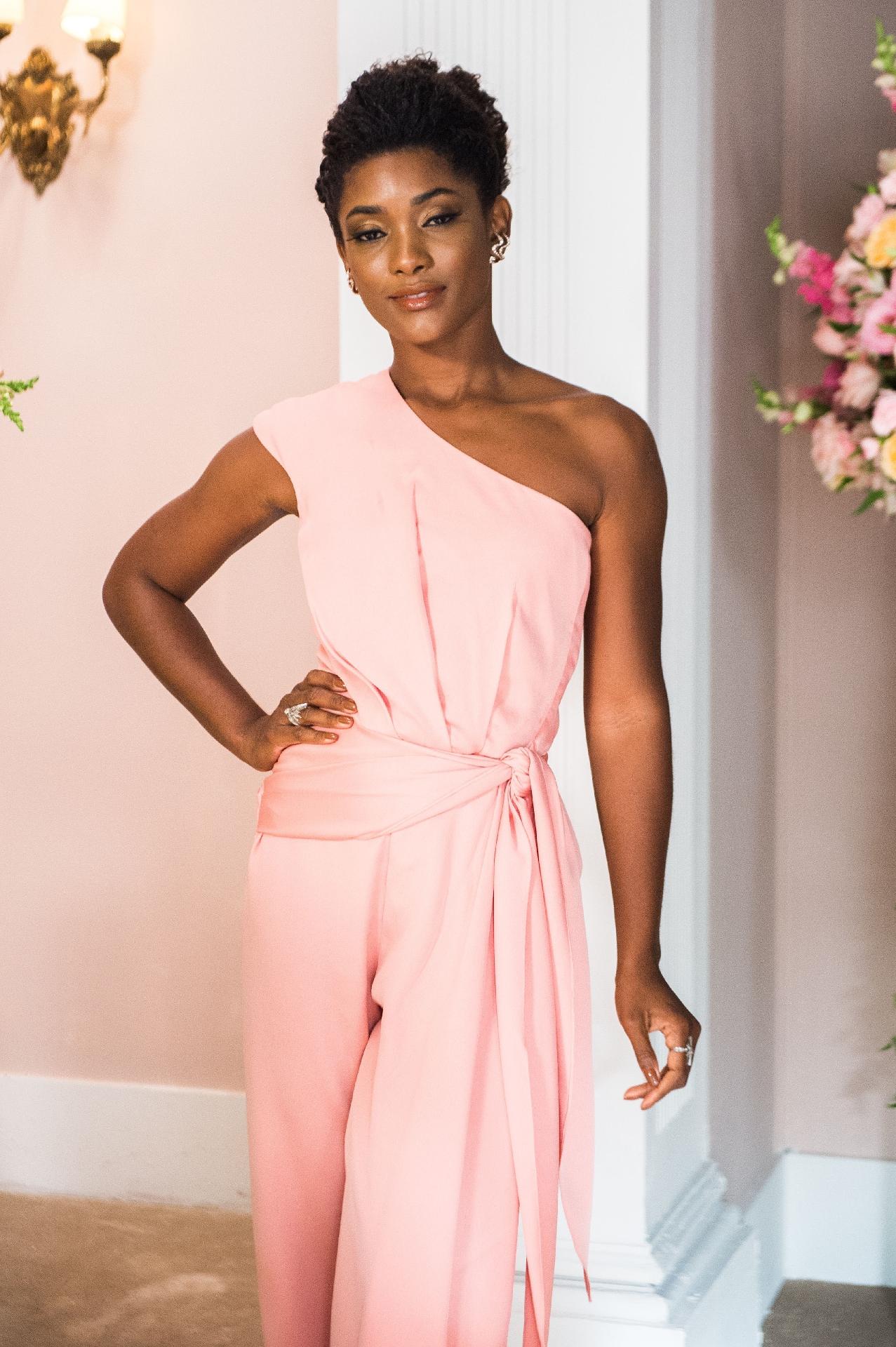 Raquel (Erika Januza) aposta em macacão de um ombro só para brilhar no casamento de Clara e Renato - Raquel Cunha/Globo