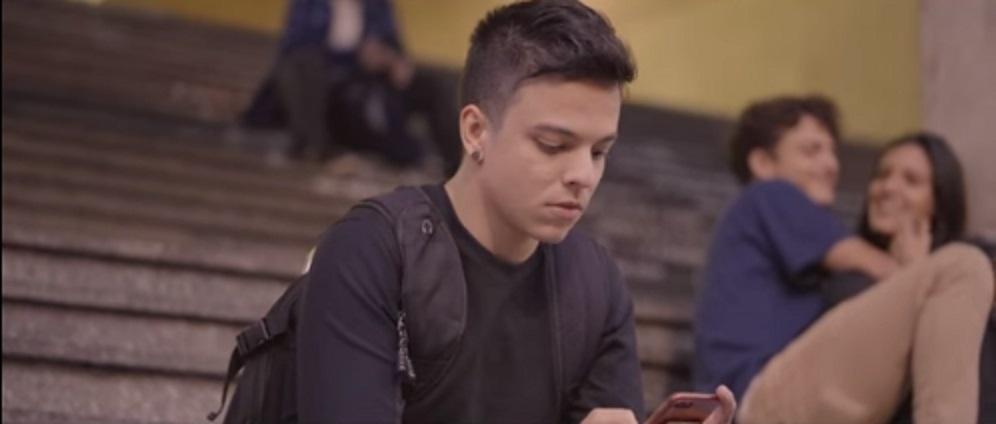 Bruno Gadiol lançou a nova música, "Sem Costume", em parceria com o cantor Gabriel Nandes, e que mostra a história de amor entre dois homens - Reprodução/YouTube/canaldobruno