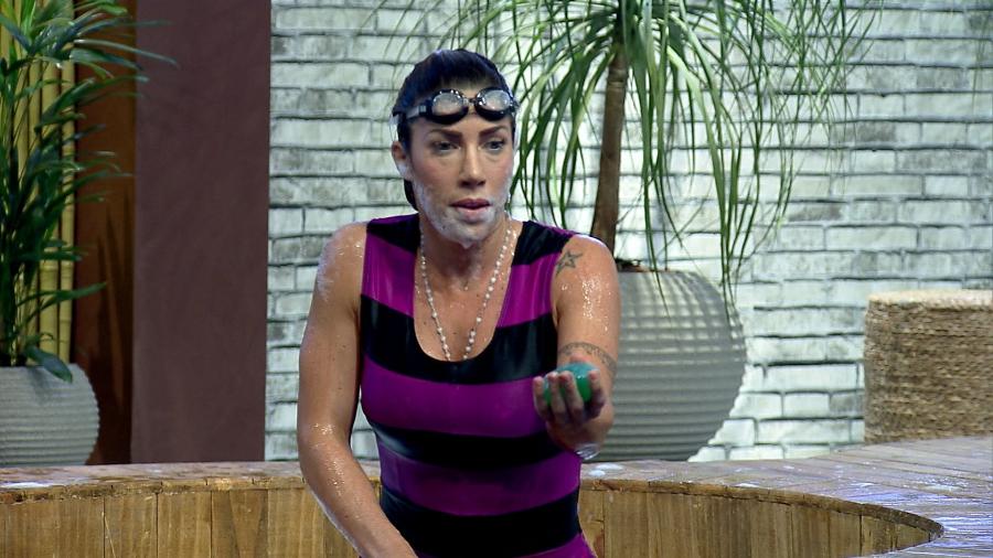 Tati Minerato procura sabonetes na banheira do "Power Couple Brasil" - Divulgação/Record