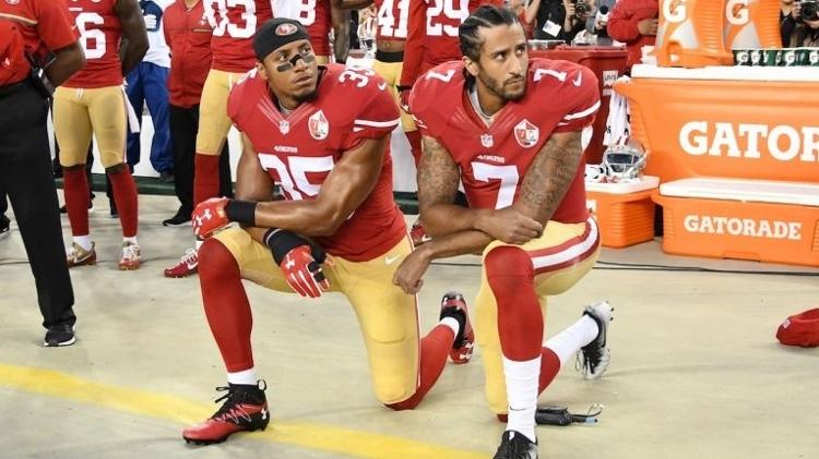 Eric Reid e Colin Kaepernick (à dir.) protestam durante execução do hino americano em 2016 - Thearon W. Henderson/Getty Images - Thearon W. Henderson/Getty Images