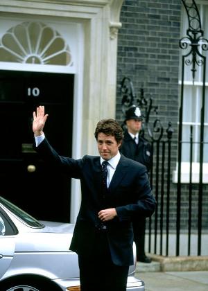 Hugh Grant vive primeiro-ministro britânico em "Simplesmente Amor" - Reprodução