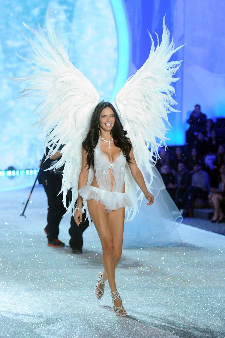 A brasileira Adriana Lima, uma das antigas Angels do Victoria's Secret Fashion Show