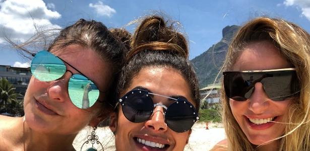 Cristiana Oliveira curte folga e vai a praia com as amigas 
