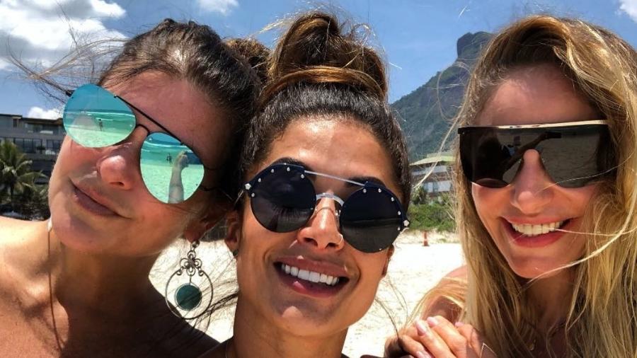 Cristiana Oliveira curte folga e vai a praia com as amigas  - Reprodução/Instagram/@oliveiracris10