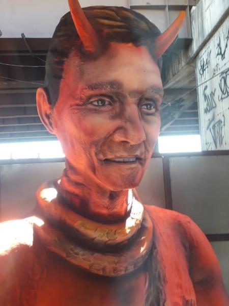 A Acadêmicos do Sossego negou que escultura faça alusão ao prefeito Marcelo Crivella - Reprodução/Instagram