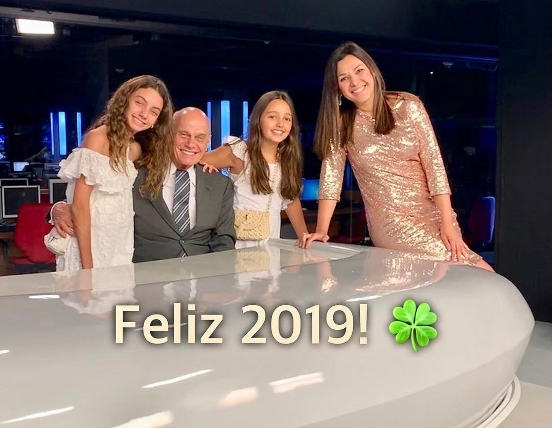 No primeiro dia de 2019, Boechat publicou uma foto com a mulher, Veruska, e as filhas, Valentina e Catarina, desejando um próximo ano de realizações para seus seguidores nas redes sociais - Reprodução/Instagram/@boechatreal