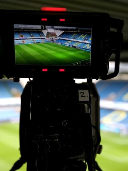 Streaming de canal de tv do estádio de futebol pronto para uma partida de  futebol