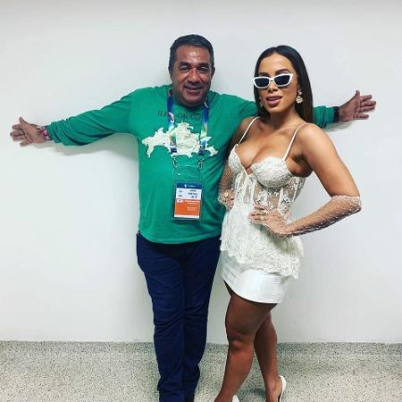 Anitta com o pai, Mauro Machado, antes de cantar no encerramento da Copa América, no Maracanã - Reprodução/Instagram