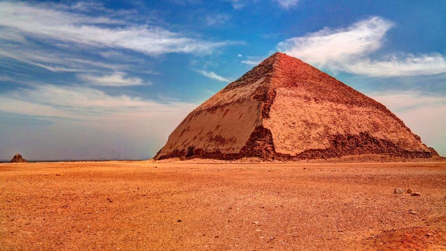 Vista panorâmica da pirâmide de Sneferu, em Dahsur, no Egito - Getty Images/iStockphoto