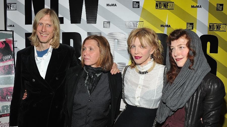 Eric Erlandson, Patty Schemel, Courtney Love e Melissa auf der Maur juntos em evento de 2011 - Getty Images