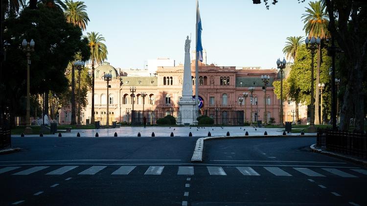 Ruas vazias em frente à Casa Rosada, residência presidencial em Buenos Aires, na Argentina - NurPhoto/NurPhoto via Getty Images