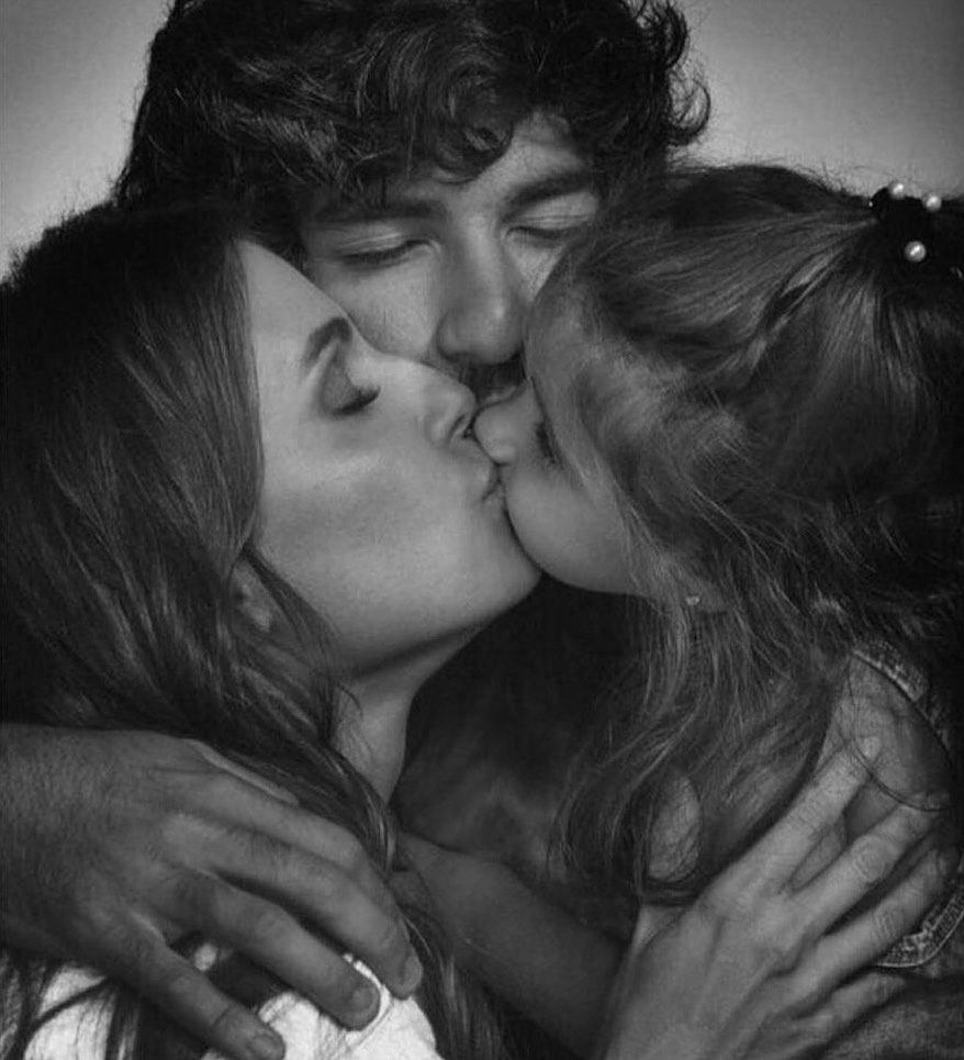 Deborah Secco, Maria Flor e Hugo Moura em beijo publicado no Instagram