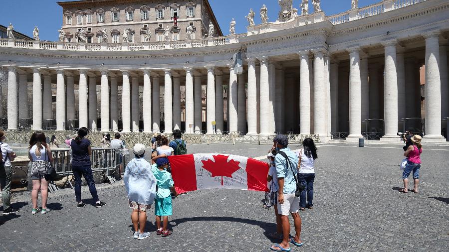 Praça São Pedro, no Vaticano, praticamente vazia - Getty Images