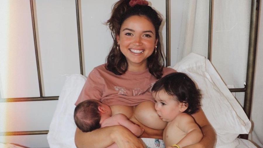 Bekah Martinez amamenta  os filhos Benjamin, 1 mês, e Ruth, de 1 ano e 7 meses - Reprodução/Instagram