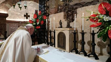 Papa Francisco, em Roma, assina a encíclica "Fratelli tutti" na cripta da Basílica de São Francisco de Assis - Getty Images