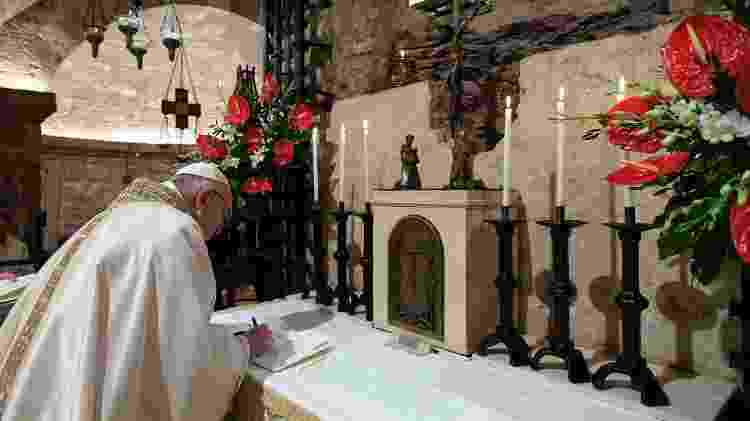 Papa Francisco, em Roma, assina a encíclica "Fratelli tutti" na cripta da Basílica de São Francisco de Assis - Getty Images - Getty Images