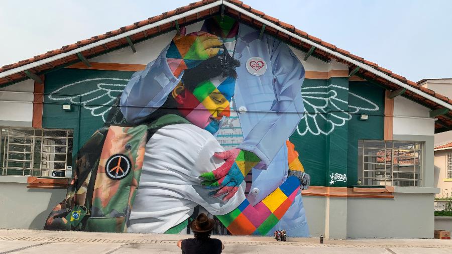 Após o massacre de 2019 na escola Raul Brasil, o artista Kobra fez esse mural a convite de alunos e moradores de Suzano (SP) - Divulgação 
