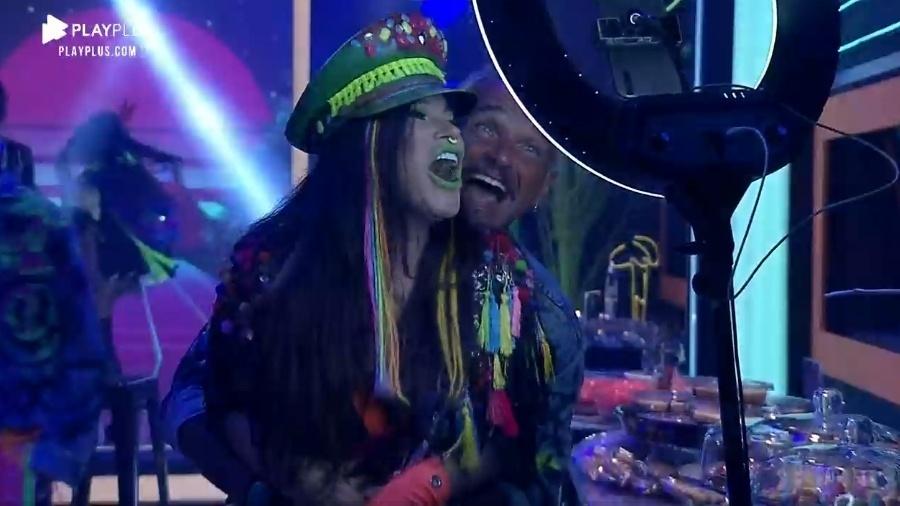 A Fazenda 2020: Raissa e Mateus curtem festa neon - Reprodução/Playplus