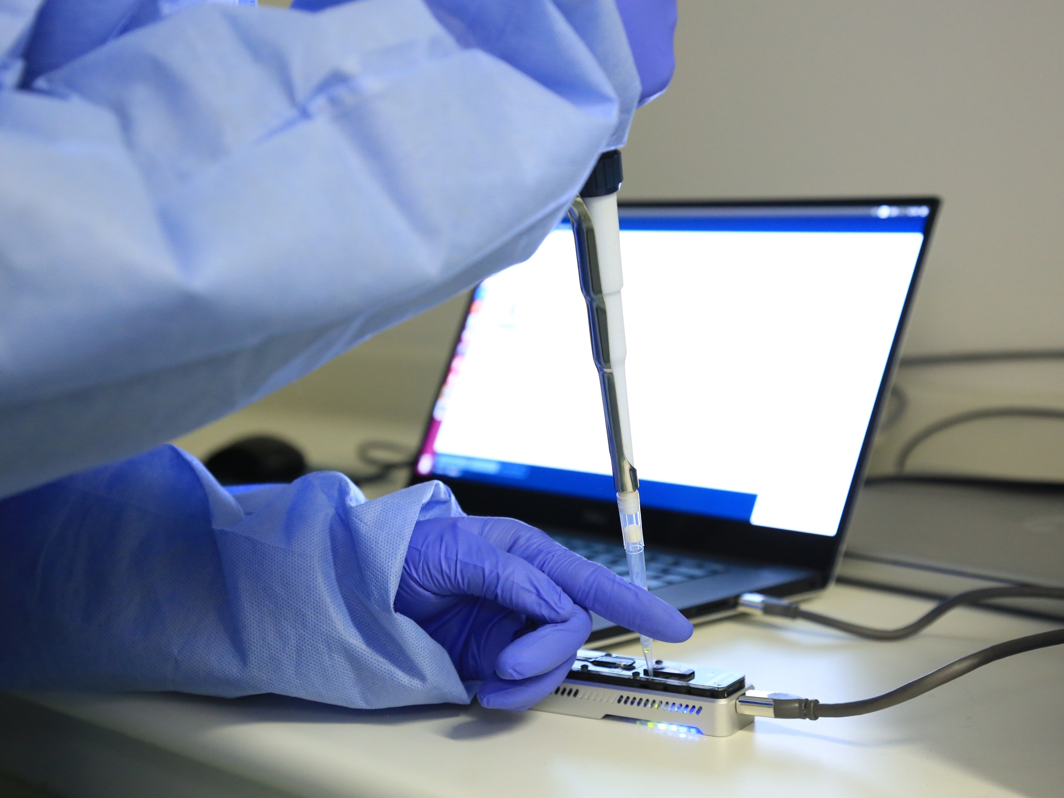 Mais variantes do coronavírus surgirão e países devem seguir com sequenciamento