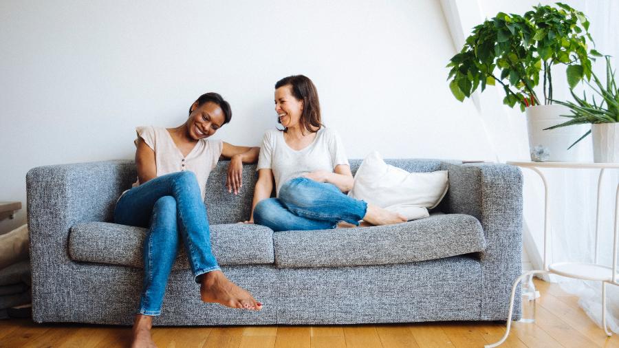 Seu futuro sofá precisa ser confortável e bonito, mas preste atenção também nas necessidades da sua casa e nas características do produto - Getty Images