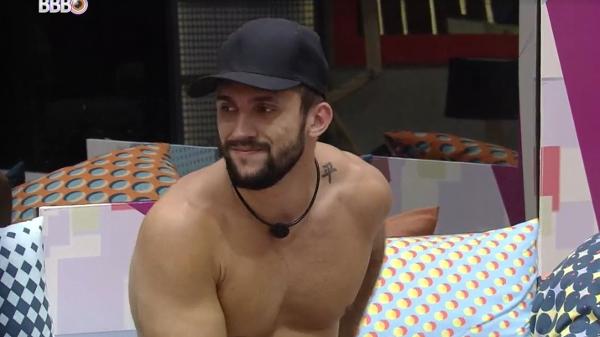 BBB 21: Arthur conversa com Gilberto na sala - Reprodução/ Globoplay